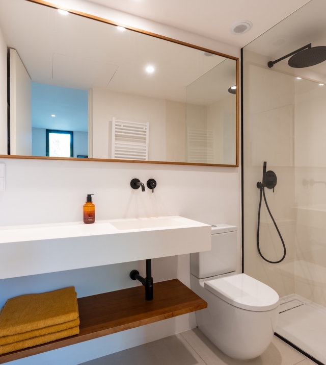 Resa Estates 3 slaapkamers Talamanca te koop sale Ibiza bathroom showe sm.jpg